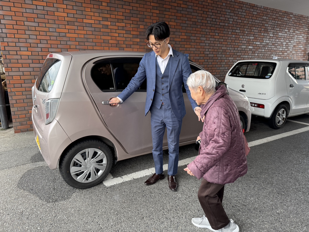 利用者の代わりに自治体への申請代行や入退院、施設入居支援を実施